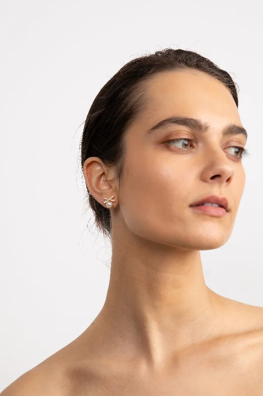 Comfy Chic ZIRCONIA BOW AND PEARL EARRING
