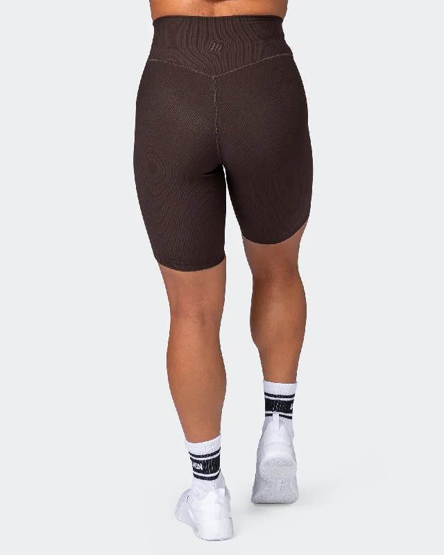 Trendy And Casual Zero Rise Rib Referee Length Shorts - Cocoa