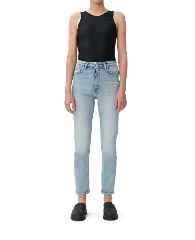 Fashionable Ease Comfort Stretch Cutye Cropped Jeans In Light Blue Vintage